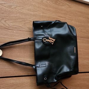 Isaac mizrahi black large shoulder bag with pockets